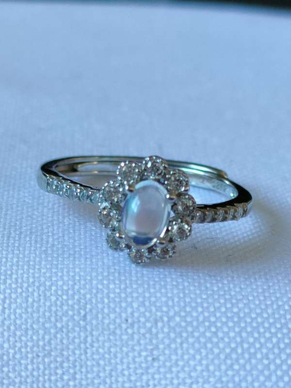 Sterling Silver Moonstone and White Topaz ring: Size: US7 Weight: 1.00.ct+