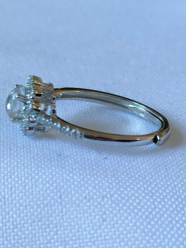 Sterling Silver Moonstone and White Topaz ring: Size: US7 Weight: 1.00.ct+