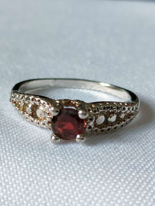 Sterling Silver Garnet and diamond ring: Size: US7 Weight: 1.00.ct+