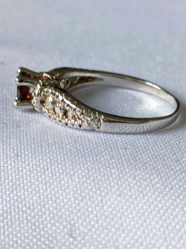 Sterling Silver Garnet and diamond ring: Size: US7 Weight: 1.00.ct+