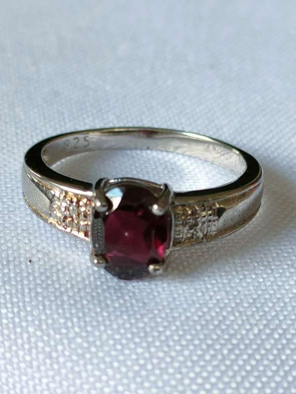 Sterling Silver Garnet and diamond ring: Size: US7 Weight: 1.20.ct+