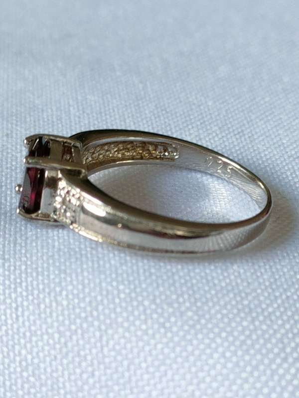 Sterling Silver Garnet and diamond ring: Size: US7 Weight: 1.20.ct+