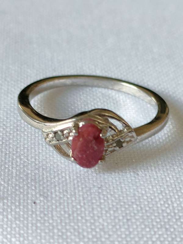 Sterling Silver Ruby and diamond ring: Size: US7 Weight: 0.60.ct+