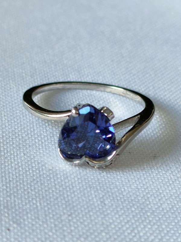 Sterling Silver Iolite and diamond ring: Size: US7 Weight: 1.60.ct+