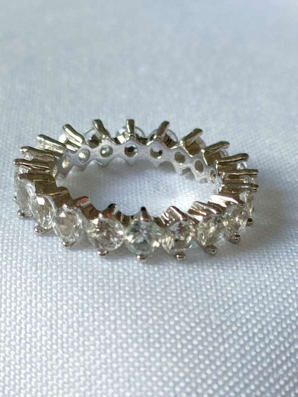Sterling Silver White Topaz ring: Size: US7 Weight: 1.80.ct+