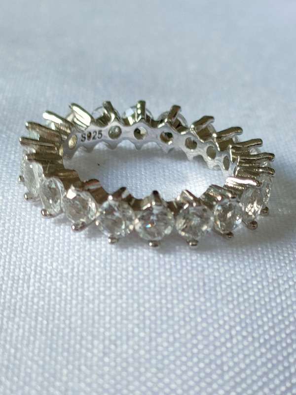 Sterling Silver White Topaz ring: Size: US7 Weight: 1.80.ct+