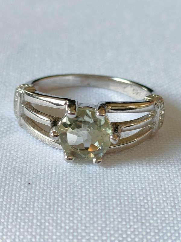 Sterling Silver Green Amethyst and diamond ring: Size: US7 Weight: 1.70.ct+