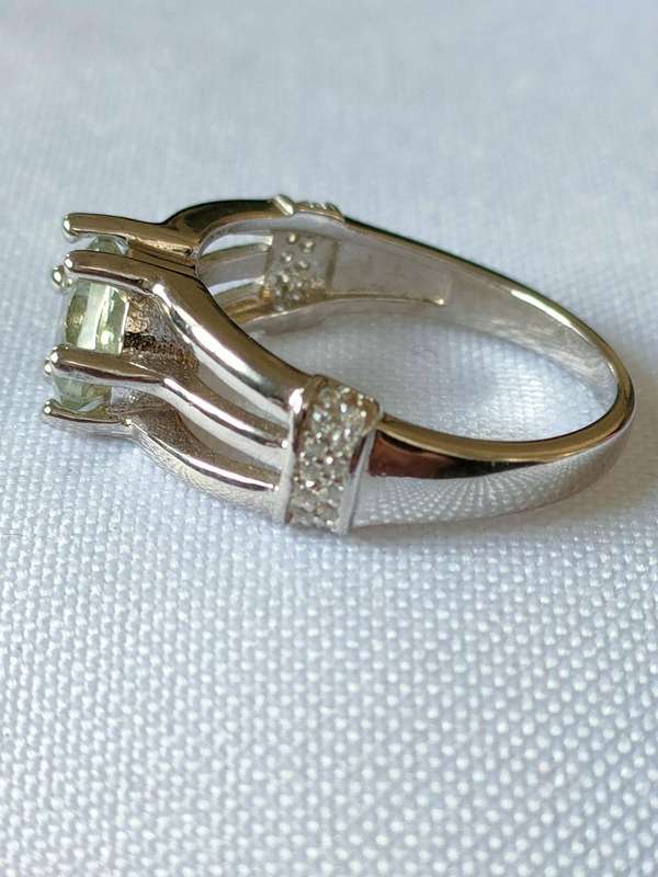 Sterling Silver Green Amethyst and diamond ring: Size: US7 Weight: 1.70.ct+