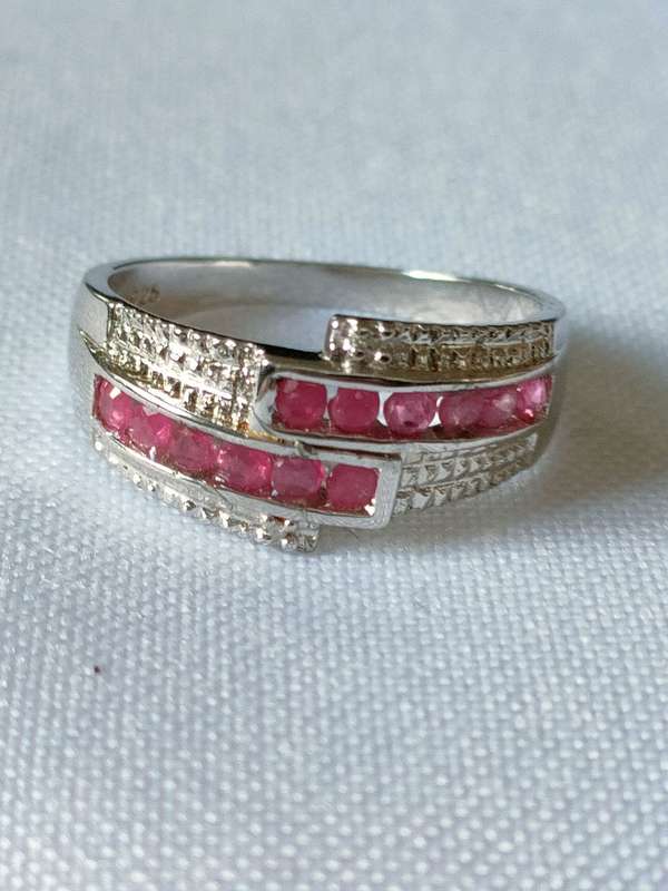 Sterling Silver Ruby and diamond ring: Size: US7 Weight: 0.70.ct+