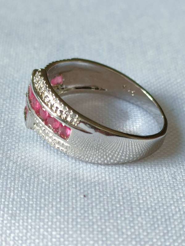 Sterling Silver Ruby and diamond ring: Size: US7 Weight: 0.70.ct+