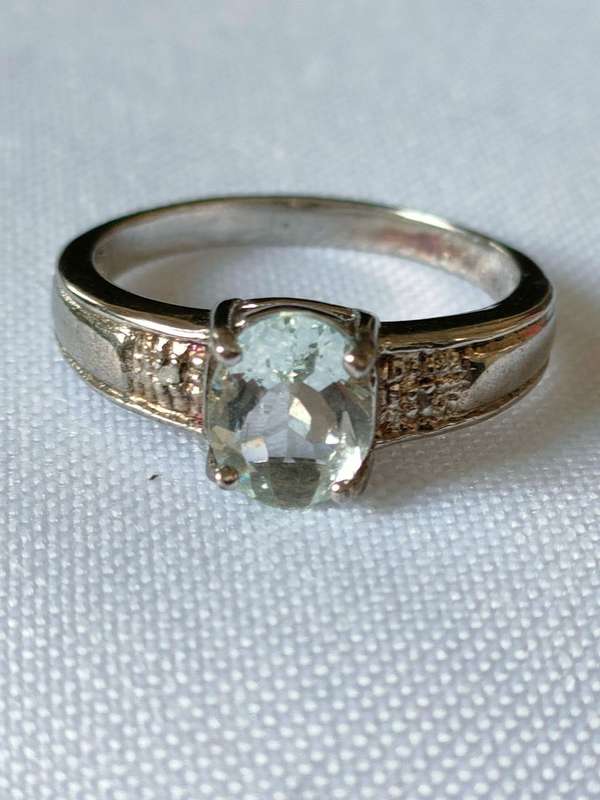 Sterling Silver White Topaz and diamond ring: Size: US7 Weight: 1.20.ct+