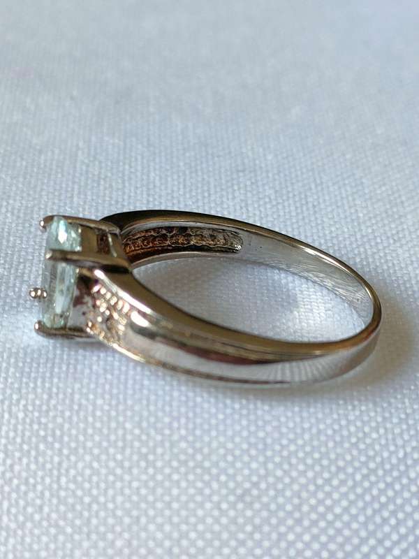 Sterling Silver White Topaz and diamond ring: Size: US7 Weight: 1.20.ct+