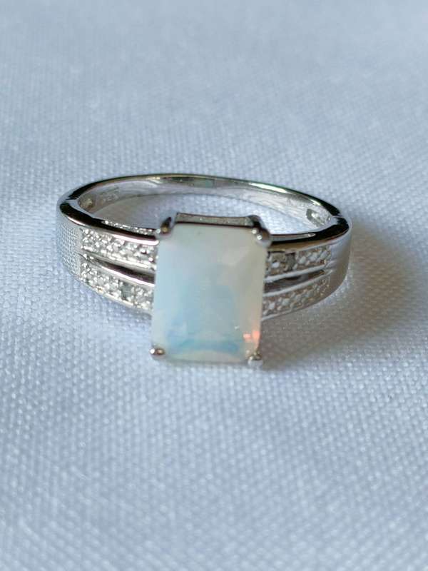 Opal and diamond sterling silver ring: - naturally mined - size US 7 - 1.50 ct - 925 stamp