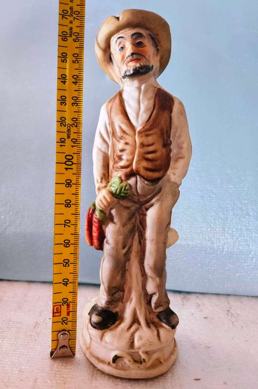 Vintage Figurines Rayware Farmer and Wife - This is a pair of vintage ceramic or porcelain Figurines