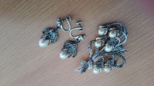 Beautiful vintage marcasite and pearl earings and brooch