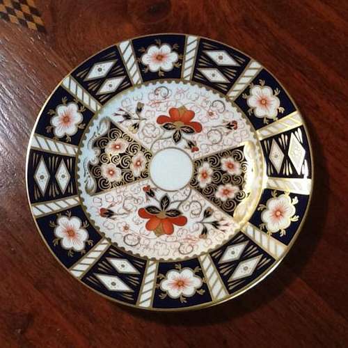 Beautiful ROYAL CROWN DERBY plate in perfect condition,