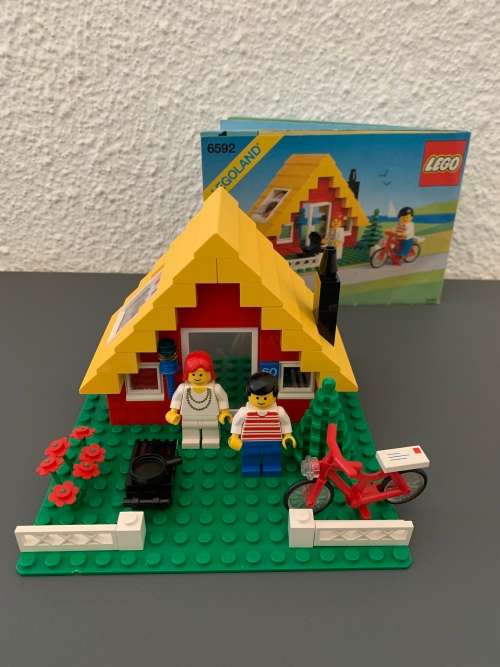 VINTAGE LEGO VACATION HIDEAWAY / WEEKEND COTTAGE - 1990 SET