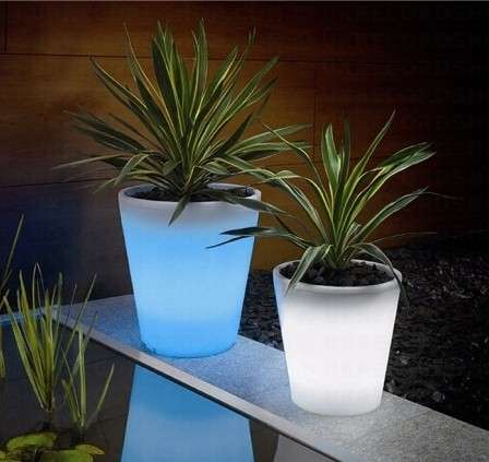 COLOUR CHANGING ILLUMINATED PLANT POT (BATTERIES INC)