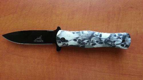 """Skulls"" Flick Knife"