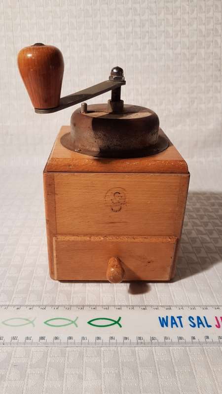 Very nice vintage pepper grinder!