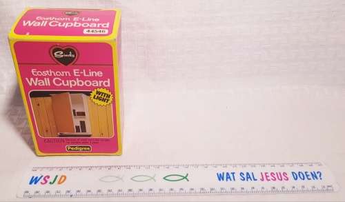 Highly collectable!!! Vintage Sindy doll house Wall Cupboard!
