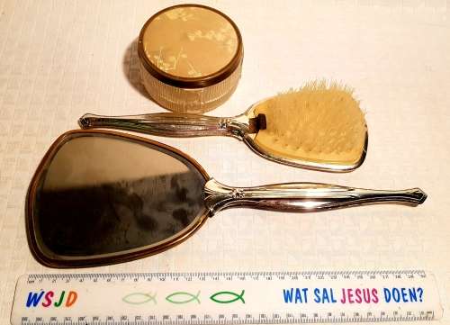 Super Vintage!! Woman`s Grooming Set!