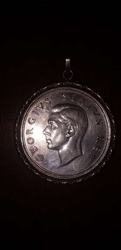 5 Shillings pendant