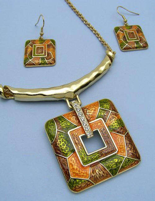 Beautiful, modern necklace and earring set