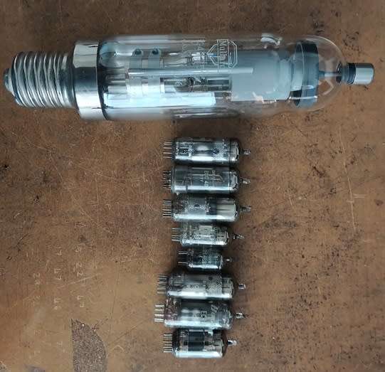 Assorted Vacuum Tubes / Electron Tubes / Valves