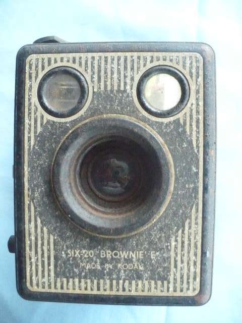 VINTAGE   KODAK  SIX-20 BROWNIE  'E' CAMERA