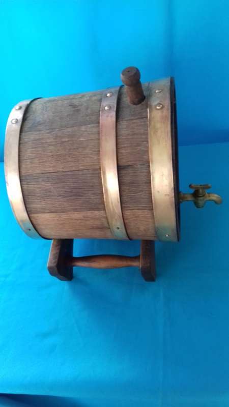 VINTAGE 0AK WINE BARREL/CASK WITH BRASS TAP & ON STAND