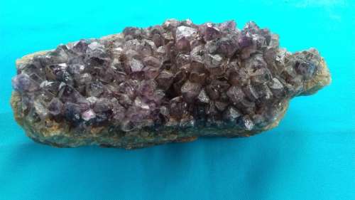 AMETHYST CRYSTALS ON  QUARTZ BED     APPROX 1.9 kg