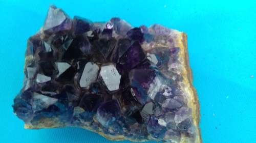 AMETHYST CRYSTALS ON  QUARTZ  /ROCK BED     APPROX  400 GRAM