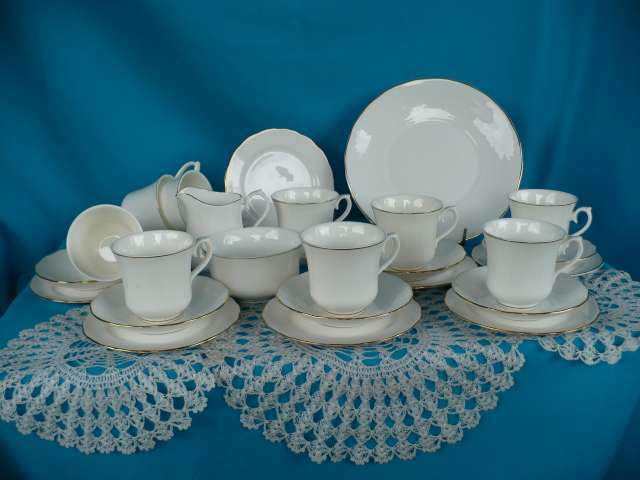 LOVELY QUEEN ANNE BONE CHINA  TEA SET  30 PIECES
