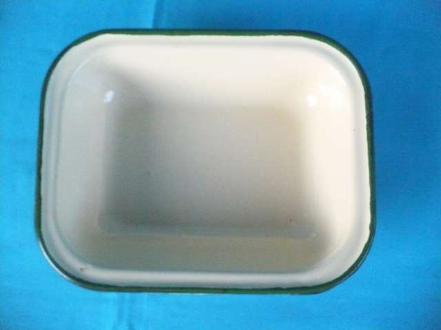 VINTAGE ENAMEL BAKING DISH   CREAM WITH GREEN TRIM