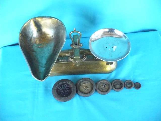 VINTAGE BRASS AVERY 2 LB. GROCER SCALE