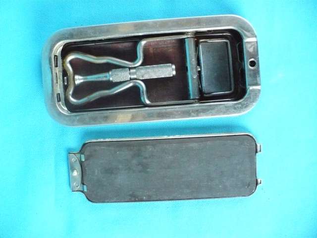 VINTAGE ROLLS RAZOR COMPLETE IN ORIGINAL CASE