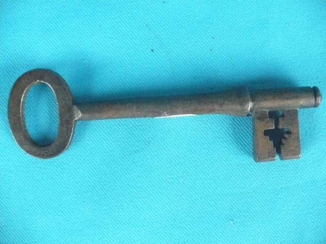 VINTAGE/ANTIQUE KEY