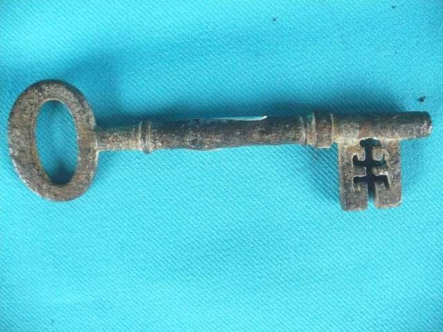 VINTAGE/ANTIQUE KEY