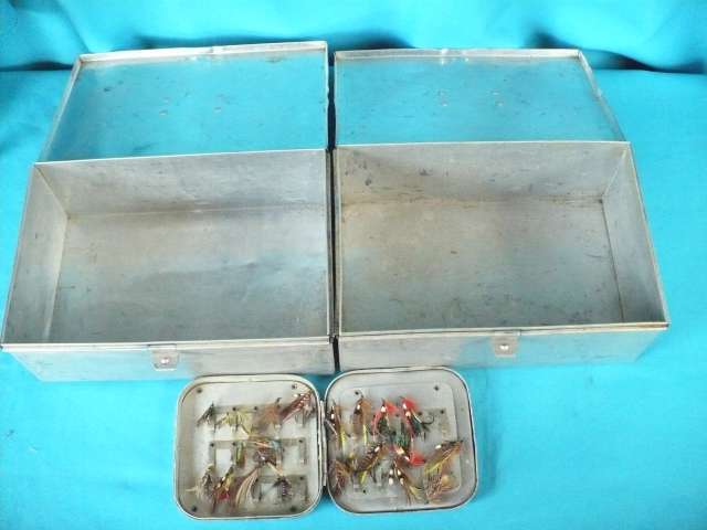 +-  20  FLIES IN ALUMINIUM   HOLDER    + 2 ALUMINIUN  TACKLE BOXES