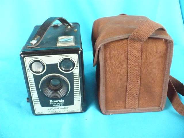 VINTAGE KODAK BROWNIE SIX-20 CAMERA  MODEL D
