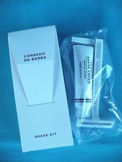 10  GENTS DISPOSABLE RAZORS EACH WITH 15ML CREAM