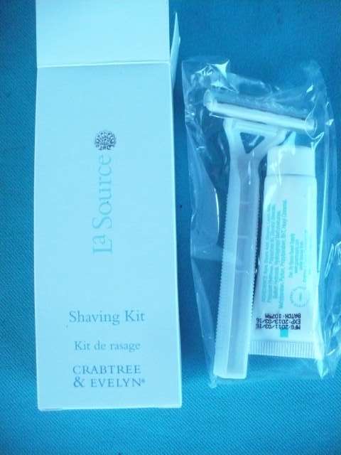 10  LADIES  DISPOSABLE RAZORS EACH WITH 10 ML CREAM