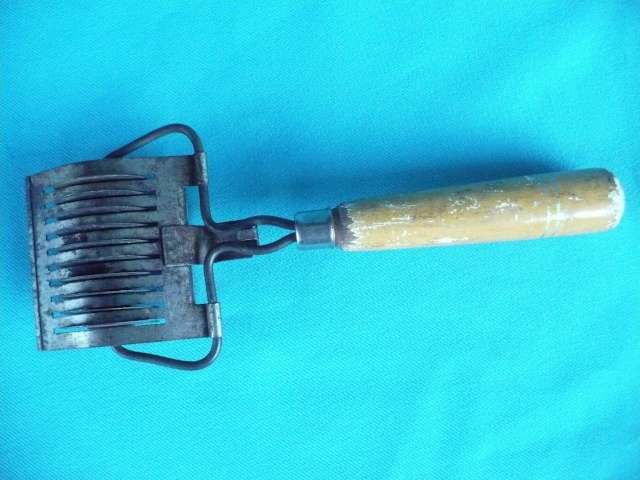VINTAGE PASTA CUTTER  WHEEL   (TAGLIATELLE)