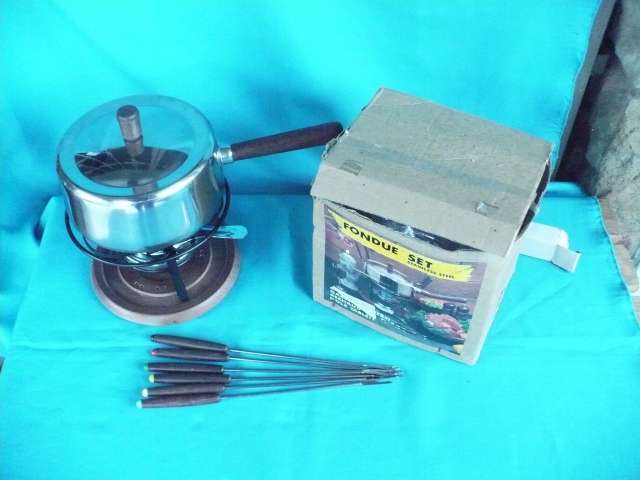 STAINLESS STEEL FONDUE SET  6 FORKS