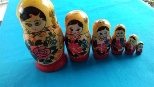 RUSSIAN NESTING DOLLS  SET 0F 6