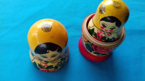 RUSSIAN NESTING DOLLS  SET 0F 6