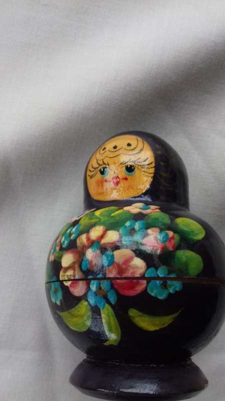 RUSSIAN NESTING DOLLS  SET 0F 4