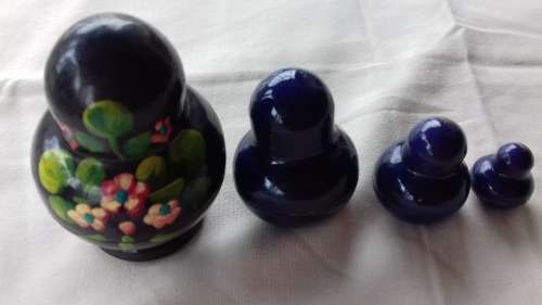 RUSSIAN NESTING DOLLS  SET 0F 4