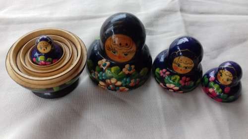 RUSSIAN NESTING DOLLS  SET 0F 4